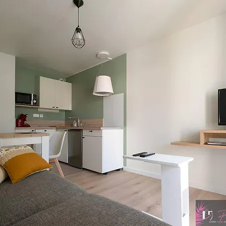 Renove Avec Jardin Et Acces Piscine - Fr-1-825-19 Apartman *
