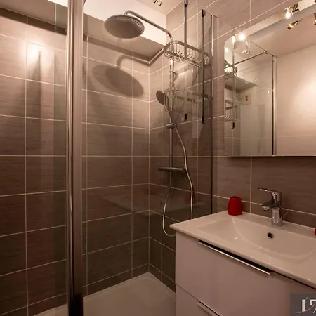 Renove Avec Jardin Et Acces Piscine - Fr-1-825-19 * La Rochelle