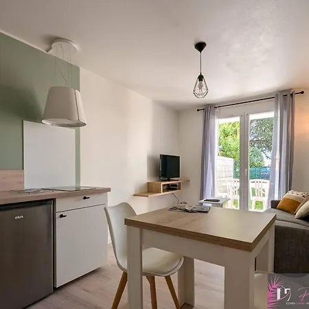 Renove Avec Jardin Et Acces Piscine - Fr-1-825-19 La Rochelle